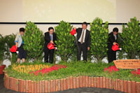 主禮嘉賓為樹木澆水，以誌對環保的全力支持。左起：香港特別行政區政府環境局署理環境局局長潘潔博士、陳駿教授、沈祖堯教授及蔣偉寧教授
